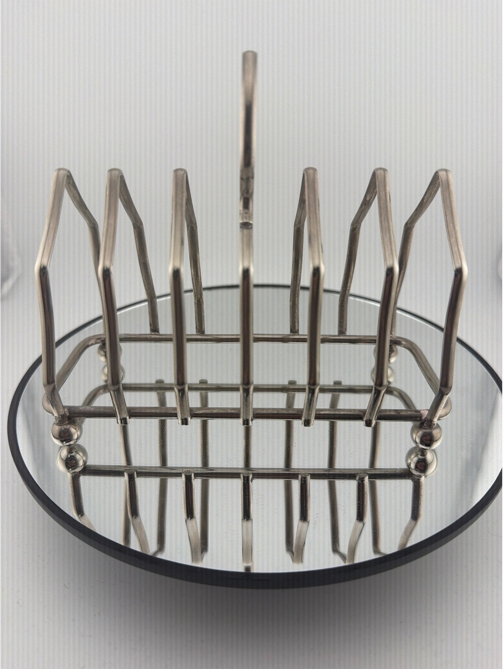 This is a vintage mid-20th century chrome-plated metal wire toast rack.